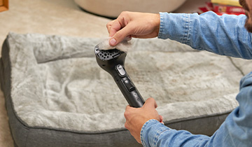 Das Bild zeigt die Polti StainOver Bürste bei der Reinigung