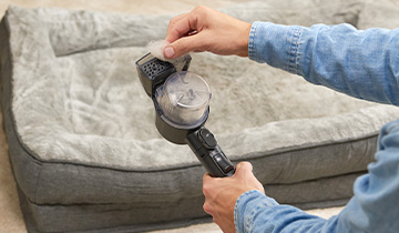 Das Bild zeigt die Polti StainOver Bürste bei der Reinigung