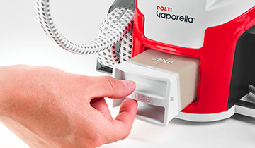 Das Bild zeigt das Anbringen des Anti-Kalk-Filters für Polti Vaporella Instant. 