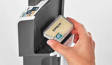 Die Abbildung zeigt, wie der Anti-Kalk-Filter in den Dampfbesen Polti Vaporetto Style eingesetzt wird