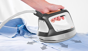 Das Bild zeigt die multidirektionale Bügelsohle von Polti Vaporella Instant VI50.20