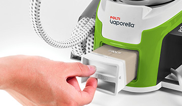 Das Bild zeigt, wie der Filter von Polti Vaporella Instant VI50.20 gewechselt wird.