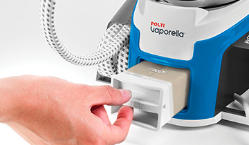 Das Bild zeigt, wie der Kalkfilter von Polti Vaporella Instant VI50.40 ausgetauscht wird.