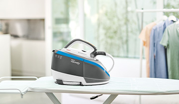 Das Bild zeigt die Polti Vaporella Next VN18.25 Bügelstation von der Seite gesehen auf dem Bügeltisch