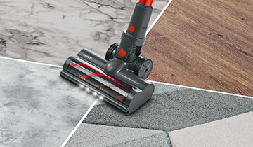 Das Bild zeigt die motorisierte Bürste des Polti Forzaspira D-Power SR550 auf verschiedenen Oberflächen