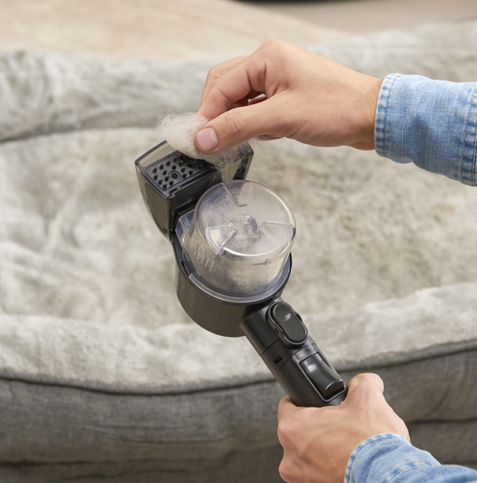 Ein Mann, der die Düse eines Dampfreinigers reinigt.