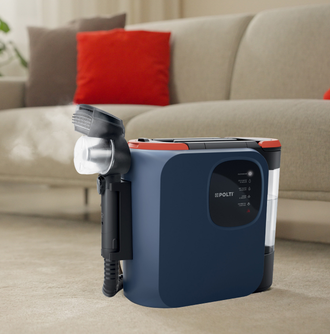 Polti StainOver Fleckenentferner in der Nähe eines Sofas