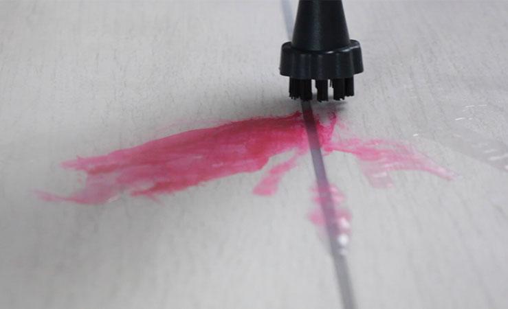 Pulire le fughe dei pavimenti: sostituisci i detergenti con il vapore