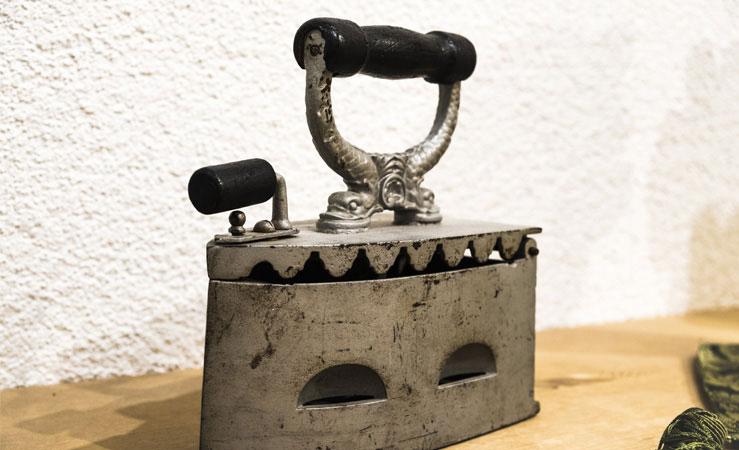 Dalla rudimentale piastra in ghisa fino al moderno ferro da stiro con caldaia