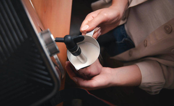 Wie man zu Hause einen Caffè Macchiato zubereitet: Anleitung für ein perfektes Ergebnis