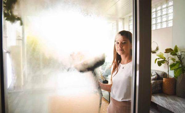 Wie man Duschglas mit Dampf reinigt: eine natürliche und wirksame Methode