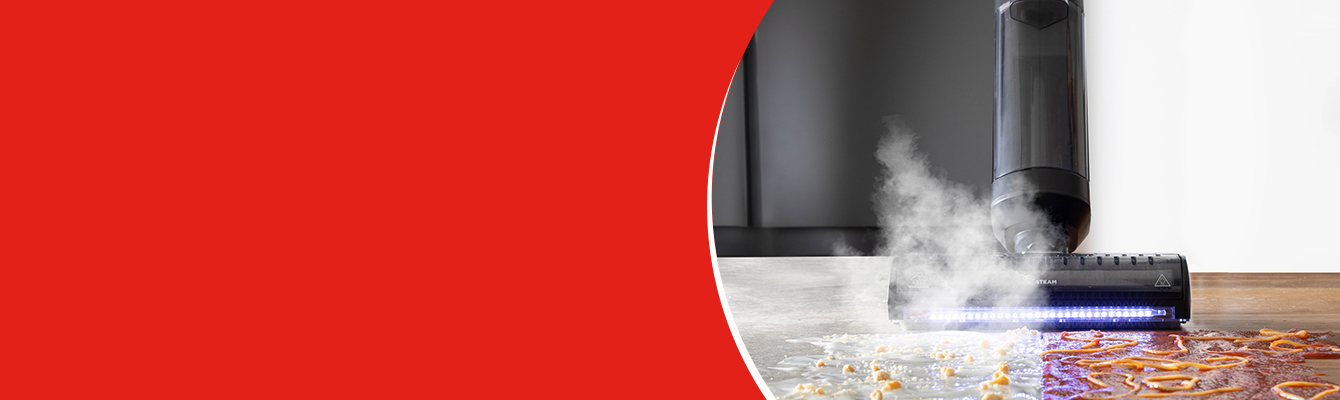 L'immagine mostra gli elettrodomestici Polti Rollysteam che pulisce un pavimento con il vapore