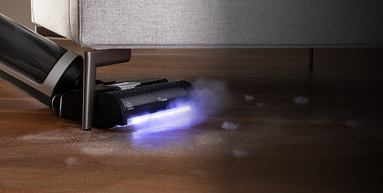 Polti RollySteam Reinigung unter einem Sofa