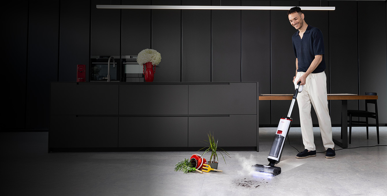 Ein Mädchen reinigt mit dem Polti Rollysteam den Holzboden.