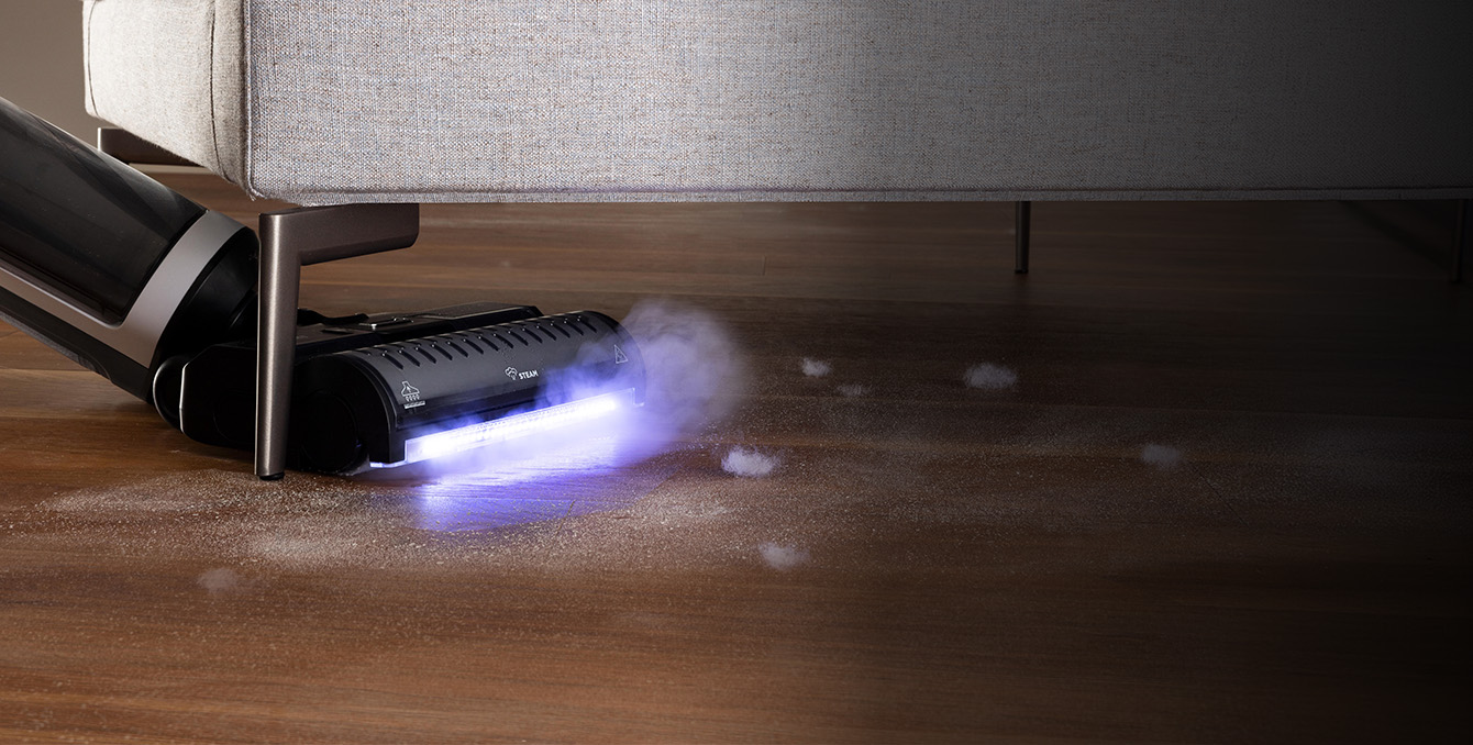 Polti RollySteam cleaning unter einem Sofa