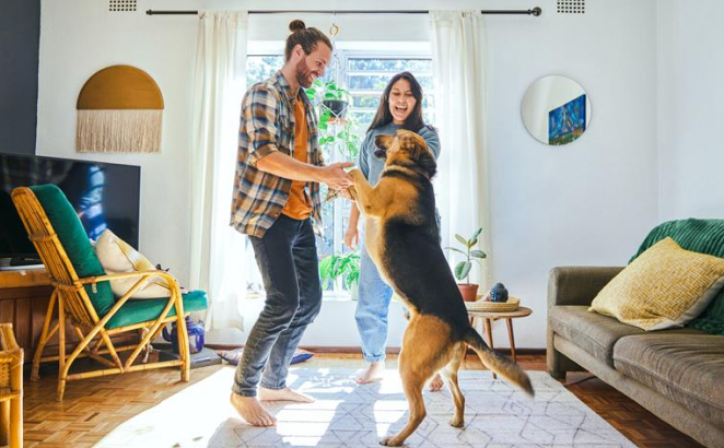 Das Bild zeigt eine glückliche Familie beim Tanzen