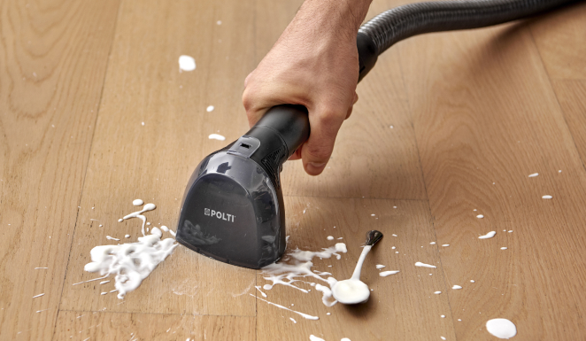 Tapetenreiniger bei einem Soßenfleck